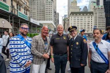 18 Mayıs 2025, New York, New York, ABD: Sid Rosenberg ve Nassau İlçe Yöneticisi Bruce Blakeman 18 Mayıs 2025 'te New York' ta düzenlenen Beşinci Cadde geçit törenine katıldılar. (m10 'lar / yeniler 2)