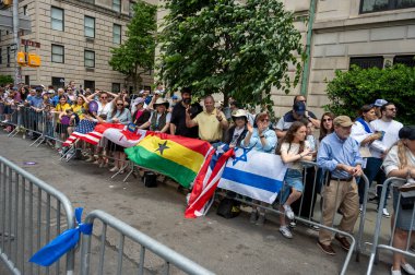 New York, ABD: 18 Mayıs 2025 - binlercesi 18 Mayıs 2025 'te New York' ta İsrail günü geçit törenini izlemek için beşinci caddenin kaldırımlarına dizildiler. (Fotoğraf: M10 'lar / Tenews2)