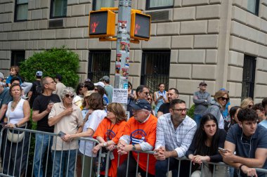 18 Mayıs 2025, New York, ABD: 18 Mayıs 2025 'te New York' ta düzenlenen beşinci caddede düzenlenen geçit töreninde rehinelerin yüzlerini gösteren bir trafik lambası kapağı..