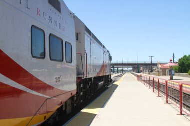 Albuquerque, New Mexico, ABD: 21 Mayıs 2025 - Yeni Meksika demiryolu işletmecisi yolculara hizmet sunan, Santa fe ve Belen arasında Albuquerque ve diğer toplulukları birbirine bağlayan bir banliyö demiryolu servisidir. (Niyi Fote/Thenews2)