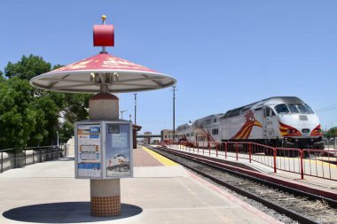 Albuquerque, New Mexico, ABD: 21 Mayıs 2025 - Yeni Meksika demiryolu işletmecisi yolculara hizmet sunan, Santa fe ve Belen arasında Albuquerque ve diğer toplulukları birbirine bağlayan bir banliyö demiryolu servisidir. (Niyi Fote/Thenews2)