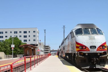 Albuquerque, New Mexico, ABD: 21 Mayıs 2025 - Yeni Meksika demiryolu işletmecisi yolculara hizmet sunan, Santa fe ve Belen arasında Albuquerque ve diğer toplulukları birbirine bağlayan bir banliyö demiryolu servisidir. (Niyi Fote/Thenews2)