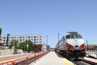 Albuquerque, New Mexico, ABD: 21 Mayıs 2025 - Yeni Meksika demiryolu işletmecisi yolculara hizmet sunan, Santa fe ve Belen arasında Albuquerque ve diğer toplulukları birbirine bağlayan bir banliyö demiryolu servisidir. (Niyi Fote/Thenews2)