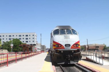 Albuquerque, New Mexico, ABD: 21 Mayıs 2025 - Yeni Meksika demiryolu işletmecisi yolculara hizmet sunan, Santa fe ve Belen arasında Albuquerque ve diğer toplulukları birbirine bağlayan bir banliyö demiryolu servisidir. (Niyi Fote/Thenews2)