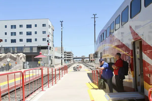 Albuquerque, New Mexico, ABD: 21 Mayıs 2025 - Yeni Meksika demiryolu işletmecisi yolculara hizmet sunan, Santa fe ve Belen arasında Albuquerque ve diğer toplulukları birbirine bağlayan bir banliyö demiryolu servisidir. (Niyi Fote/Thenews2)
