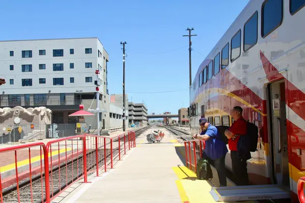 Albuquerque, New Mexico, ABD: 21 Mayıs 2025 - Yeni Meksika demiryolu işletmecisi yolculara hizmet sunan, Santa fe ve Belen arasında Albuquerque ve diğer toplulukları birbirine bağlayan bir banliyö demiryolu servisidir. (Niyi Fote/Thenews2)