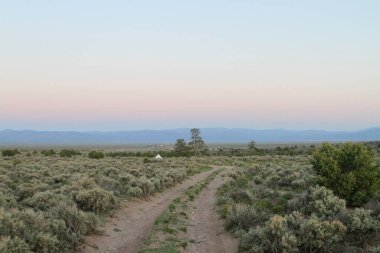 Tao, New Mexico, ABD: 21 Mayıs 2025 - New Mexico 'nun dağlık kesiminin gün batımı ve güzelliğiyle manzarası. Bazı insanlar çadırlarda kamp yaparken görülüyorlar. (Niyi Fote/Thenews2)