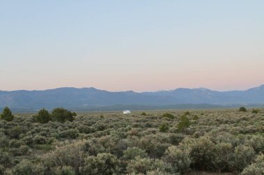 Tao, New Mexico, ABD: 21 Mayıs 2025 - New Mexico 'nun dağlık kesiminin gün batımı ve güzelliğiyle manzarası. (Niyi Fote/Thenews2)