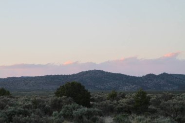 Tao, New Mexico, ABD: 21 Mayıs 2025 - New Mexico 'nun dağlık kesiminin gün batımı ve güzelliğiyle manzarası. (Niyi Fote/Thenews2)