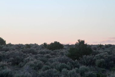 Tao, New Mexico, ABD: 21 Mayıs 2025 - New Mexico 'nun dağlık kesiminin gün batımı ve güzelliğiyle manzarası. (Niyi Fote/Thenews2)