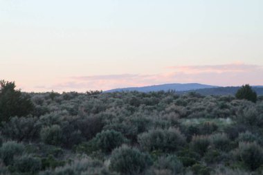 Tao, New Mexico, ABD: 21 Mayıs 2025 - New Mexico 'nun dağlık kesiminin gün batımı ve güzelliğiyle manzarası. (Niyi Fote/Thenews2)