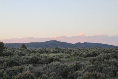 Tao, New Mexico, ABD: 21 Mayıs 2025 - New Mexico 'nun dağlık kesiminin gün batımı ve güzelliğiyle manzarası. (Niyi Fote/Thenews2)