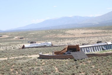 Tao, New Mexico, ABD: 22 Mayıs 2025 - Pasif güneş evlerinin tasarımı ve inşaatı ile bilinen tres piedras 'te sürdürülebilirlik ve kendine yetebilirlik. (Niyi Fote/Thenews2)              
