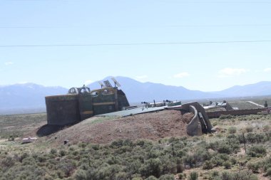Tao, New Mexico, ABD: 22 Mayıs 2025 - Pasif güneş evlerinin tasarımı ve inşaatı ile bilinen tres piedras 'te sürdürülebilirlik ve kendine yetebilirlik. (Niyi Fote/Thenews2)              
