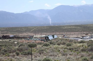 Tao, New Mexico, ABD: 22 Mayıs 2025 - Pasif güneş evlerinin tasarımı ve inşaatı ile bilinen tres piedras 'te sürdürülebilirlik ve kendine yetebilirlik. (Niyi Fote/Thenews2)              
