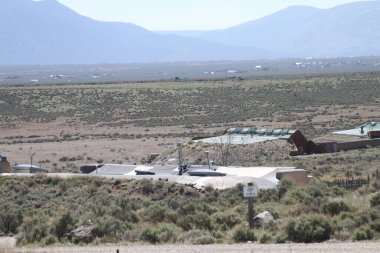Tao, New Mexico, ABD: 22 Mayıs 2025 - Pasif güneş evlerinin tasarımı ve inşaatı ile bilinen tres piedras 'te sürdürülebilirlik ve kendine yetebilirlik. (Niyi Fote/Thenews2)