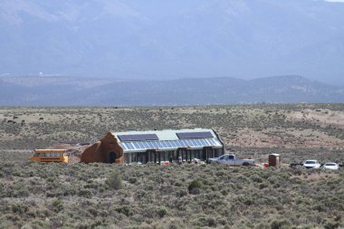 Tao, New Mexico, ABD: 22 Mayıs 2025 - Pasif güneş evlerinin tasarımı ve inşaatı ile bilinen tres piedras 'te sürdürülebilirlik ve kendine yetebilirlik. (Niyi Fote/Thenews2)