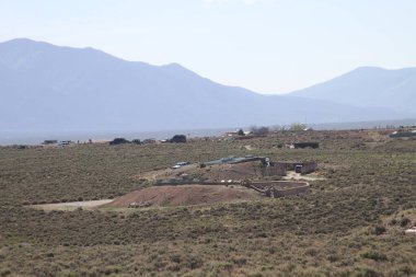 Tao, New Mexico, ABD: 22 Mayıs 2025 - Pasif güneş evlerinin tasarımı ve inşaatı ile bilinen tres piedras 'te sürdürülebilirlik ve kendine yetebilirlik. (Niyi Fote/Thenews2)              
