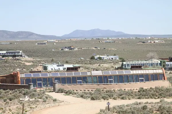 Tao, New Mexico, ABD: 22 Mayıs 2025 - Pasif güneş evlerinin tasarımı ve inşaatı ile bilinen tres piedras 'te sürdürülebilirlik ve kendine yetebilirlik. (Niyi Fote/Thenews2)              