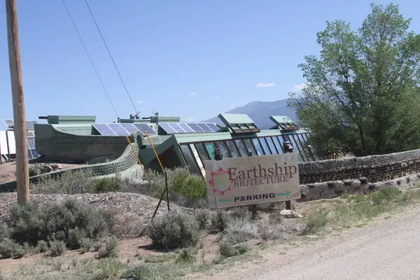 Tao, New Mexico, ABD: 22 Mayıs 2025 - Pasif güneş evlerinin tasarımı ve inşaatı ile bilinen tres piedras 'te sürdürülebilirlik ve kendine yetebilirlik. (Niyi Fote/Thenews2)              