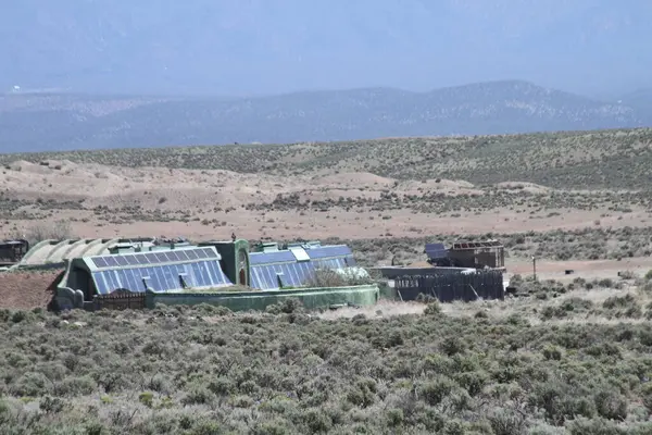 Tao, New Mexico, ABD: 22 Mayıs 2025 - Pasif güneş evlerinin tasarımı ve inşaatı ile bilinen tres piedras 'te sürdürülebilirlik ve kendine yetebilirlik. (Niyi Fote/Thenews2)              