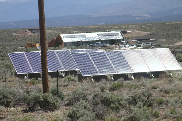 Tao, New Mexico, ABD: 22 Mayıs 2025 - Pasif güneş evlerinin tasarımı ve inşaatı ile bilinen tres piedras 'te sürdürülebilirlik ve kendine yetebilirlik. (Niyi Fote/Thenews2)