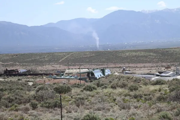 Tao, New Mexico, ABD: 22 Mayıs 2025 - Pasif güneş evlerinin tasarımı ve inşaatı ile bilinen tres piedras 'te sürdürülebilirlik ve kendine yetebilirlik. (Niyi Fote/Thenews2)              