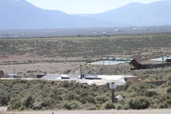 Tao, New Mexico, ABD: 22 Mayıs 2025 - Pasif güneş evlerinin tasarımı ve inşaatı ile bilinen tres piedras 'te sürdürülebilirlik ve kendine yetebilirlik. (Niyi Fote/Thenews2)