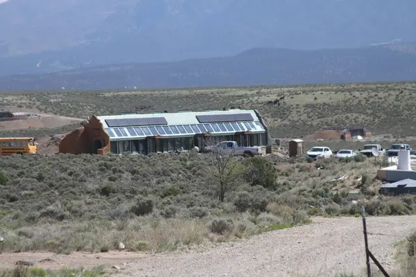 Tao, New Mexico, ABD: 22 Mayıs 2025 - Pasif güneş evlerinin tasarımı ve inşaatı ile bilinen tres piedras 'te sürdürülebilirlik ve kendine yetebilirlik. (Niyi Fote/Thenews2)
