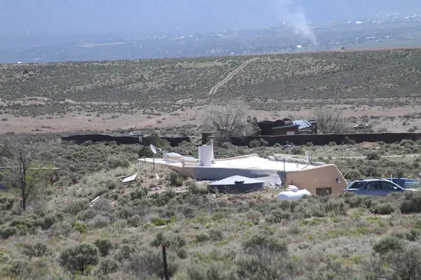 Tao, New Mexico, ABD: 22 Mayıs 2025 - Pasif güneş evlerinin tasarımı ve inşaatı ile bilinen tres piedras 'te sürdürülebilirlik ve kendine yetebilirlik. (Niyi Fote/Thenews2)              