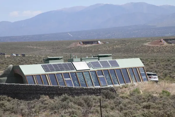 Tao, New Mexico, ABD: 22 Mayıs 2025 - Pasif güneş evlerinin tasarımı ve inşaatı ile bilinen tres piedras 'te sürdürülebilirlik ve kendine yetebilirlik. (Niyi Fote/Thenews2)