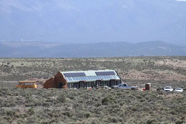 Tao, New Mexico, ABD: 22 Mayıs 2025 - Pasif güneş evlerinin tasarımı ve inşaatı ile bilinen tres piedras 'te sürdürülebilirlik ve kendine yetebilirlik. (Niyi Fote/Thenews2)