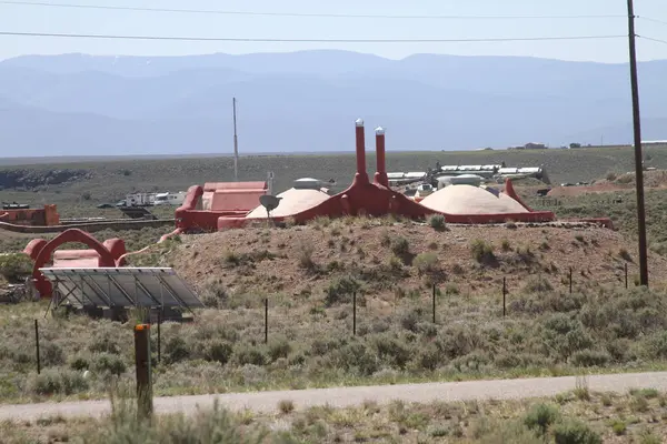 Tao, New Mexico, ABD: 22 Mayıs 2025 - Pasif güneş evlerinin tasarımı ve inşaatı ile bilinen tres piedras 'te sürdürülebilirlik ve kendine yetebilirlik. (Niyi Fote/Thenews2)