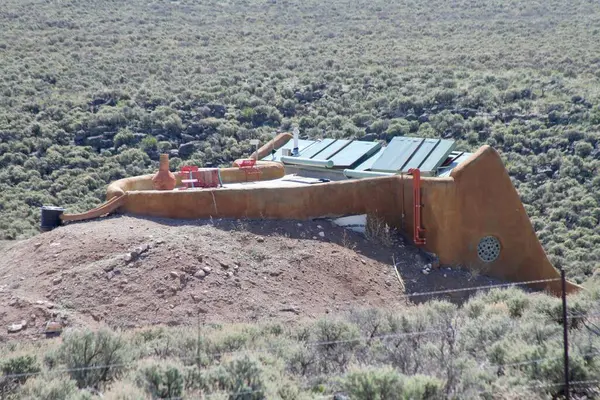 Tao, New Mexico, ABD: 22 Mayıs 2025 - Pasif güneş evlerinin tasarımı ve inşaatı ile bilinen tres piedras 'te sürdürülebilirlik ve kendine yetebilirlik. (Niyi Fote/Thenews2)              