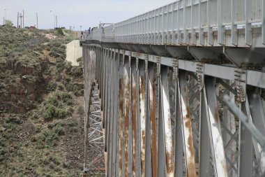 24 Mayıs 2025, Taos, New Mexico, ABD: Taos 'taki Rio Grande Gorge Köprüsü ya da 
