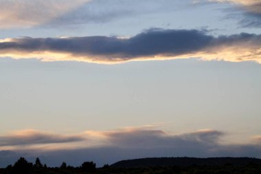 Üç çöl taşında gün batımı. 24 Mayıs 2025, Tres Piedras, New Mexico, ABD: Tres Piedras çölünde, New Mexico 'da gün batımı görülüyor. (Niyi Fote/Thenews2)         