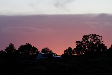 Üç çöl taşında gün batımı. 24 Mayıs 2025, Tres Piedras, New Mexico, ABD: Tres Piedras çölünde, New Mexico 'da gün batımı görülüyor. (Niyi Fote/Thenews2)         
