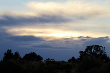 Üç çöl taşında gün batımı. 24 Mayıs 2025, Tres Piedras, New Mexico, ABD: Tres Piedras çölünde, New Mexico 'da gün batımı görülüyor. (Niyi Fote/Thenews2)         