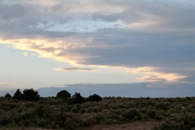 Üç çöl taşında gün batımı. 24 Mayıs 2025, Tres Piedras, New Mexico, ABD: Tres Piedras çölünde, New Mexico 'da gün batımı görülüyor. (Niyi Fote/Thenews2)         