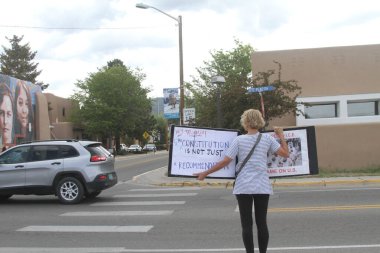 New Mexico 'da demokrasiyi korumak için Başkan Donald Trump' ı protesto ediyoruz. 25 Mayıs 2025, Taos, New Mexico, ABD (niyi fote / theenews2)