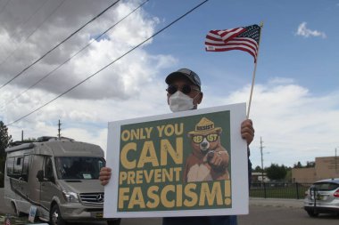 New Mexico 'da demokrasiyi korumak için Başkan Donald Trump' ı protesto ediyoruz. 25 Mayıs 2025, Taos, New Mexico, ABD (niyi fote / theenews2)