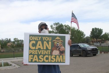New Mexico 'da demokrasiyi korumak için Başkan Donald Trump' ı protesto ediyoruz. 25 Mayıs 2025, Taos, New Mexico, ABD (niyi fote / theenews2)