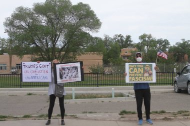 New Mexico 'da demokrasiyi korumak için Başkan Donald Trump' ı protesto ediyoruz. 25 Mayıs 2025, Taos, New Mexico, ABD (niyi fote / theenews2)