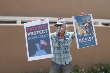 New Mexico 'da demokrasiyi korumak için Başkan Donald Trump' ı protesto ediyoruz. 25 Mayıs 2025, Taos, New Mexico, ABD (niyi fote / theenews2)