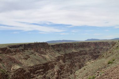 24 Mayıs 2025, Taos, New Mexico, ABD: Taos 'taki Rio Grande Gorge Köprüsü ya da Rio Grande Boğazı' nın karşısındaki 