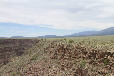 24 Mayıs 2025, Taos, New Mexico, ABD: Taos 'taki Rio Grande Gorge Köprüsü ya da Rio Grande Boğazı' nın karşısındaki 