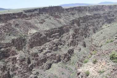 24 Mayıs 2025, Taos, New Mexico, ABD: Taos 'taki Rio Grande Gorge Köprüsü ya da Rio Grande Boğazı' nın karşısındaki 