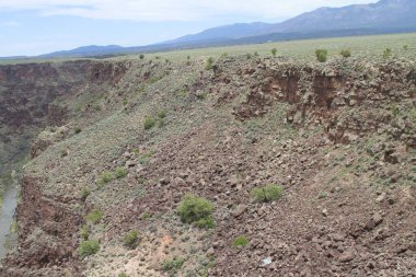24 Mayıs 2025, Taos, New Mexico, ABD: Taos 'taki Rio Grande Gorge Köprüsü ya da Rio Grande Boğazı' nın karşısındaki 