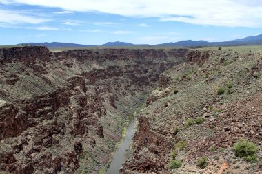 24 Mayıs 2025, Taos, New Mexico, ABD: Taos 'taki Rio Grande Gorge Köprüsü ya da Rio Grande Boğazı' nın karşısındaki 