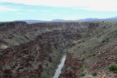 24 Mayıs 2025, Taos, New Mexico, ABD: Taos 'taki Rio Grande Gorge Köprüsü ya da Rio Grande Boğazı' nın karşısındaki 